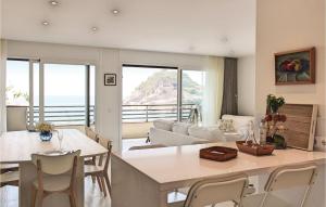 滨海托萨Amazing Apartment In Tossa De Mar With Kitchen的厨房以及带桌椅的起居室。
