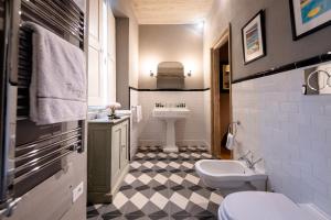 佛罗伦萨Borgo Signature Rooms的一间带水槽和卫生间的浴室