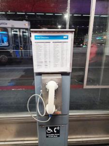 圣布鲁诺THE ATRIUM HOTEL - SFO AIRPORT FREE! - Shuttle Bus - Parking - WIFI的窗前有电话的停车计数器
