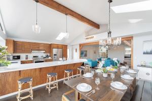 Del Rey Oaks3849 La Vista Portola home的厨房以及带木桌和椅子的用餐室。