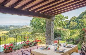 AmpinanaVista San Lorenzo的美景庭院内的桌椅
