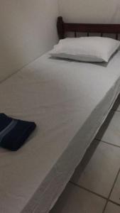 圣保罗Hostel Gomes的一张带枕头的大白色床