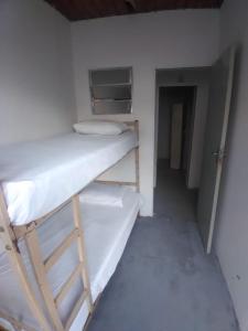 圣保罗Hostel Gomes的一间小房间,内设一张双层床