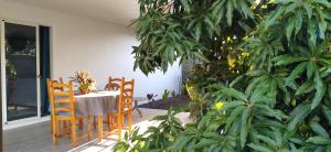 普纳奥亚Fare Onavai的种植了植物的门廊上的桌椅