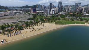 维多利亚Maravilhoso AP 3 Quartos Familiar - Wi fi- Praia do Canto的享有海滩的空中景致,以城市为背景