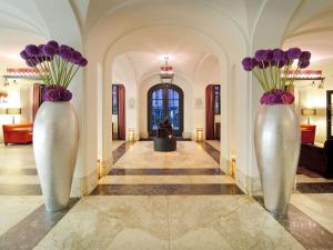 阿姆斯特丹阿姆斯特丹运河索菲特大酒店的走廊上两只白色花瓶,花紫色