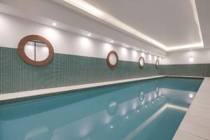 悉尼悉尼库吉海阿迪纳公寓式酒店的墙上设有镜子的游泳池