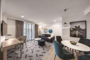 悉尼悉尼库吉海阿迪纳公寓式酒店的客厅配有沙发和桌椅