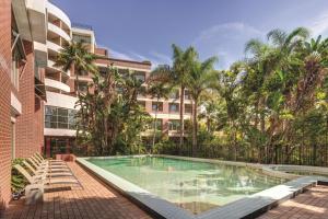 悉尼悉尼萨利山阿迪纳公寓酒店 的大楼前的游泳池