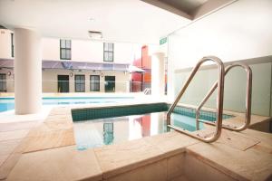 悉尼悉尼岩石区龙都酒店的游泳池,位于带游泳池的建筑内