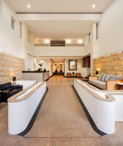 悉尼悉尼岩石区龙都酒店的一个带石墙的大客厅