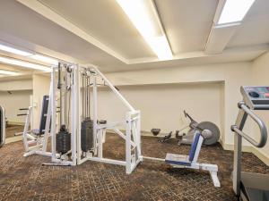 悉尼悉尼岩石区龙都酒店的健身房配有跑步机和健身器材
