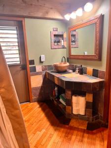 维雷亚毛伊美好世界住宿加早餐酒店的一间带水槽和镜子的浴室