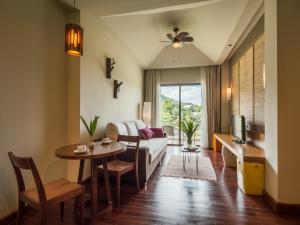 Phayayen帕特拉瓦纳度假酒店的客厅配有沙发和桌子