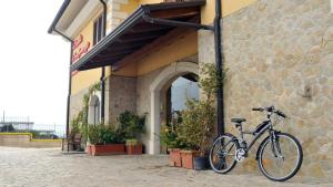 TitoLa Locanda del Buon Formaggio的停在大楼前的自行车