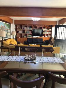 塔斯科·德·阿拉尔孔Casa Vista hermosa de taxco的客厅配有桌子和沙发