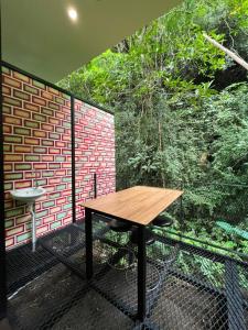 怡保Xscape Tambun的阳台上的木桌和椅子