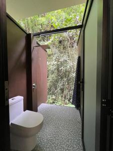 怡保Xscape Tambun的一间带卫生间和玻璃门的浴室