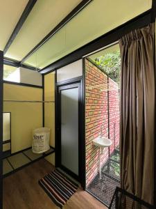 怡保Xscape Tambun的浴室设有窗户和砖墙