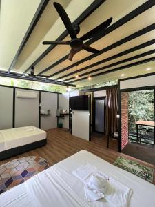 怡保Xscape Tambun的客房设有两张床和吊扇。