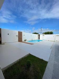 拉巴拉德纳圣米格尔CASA K的一座在院子里设有两个游泳池的建筑