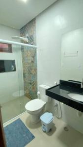 拉巴拉德纳圣米格尔CASA K的浴室配有卫生间、淋浴和盥洗盆。
