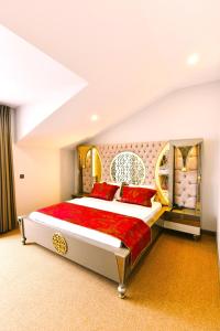 伊斯坦布尔Ghan Hotel的一间卧室配有一张带红色枕头的大床