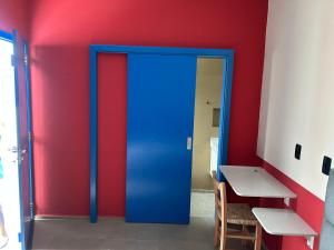 佩尼亚Pequena Mykonos的一张桌子的房间的蓝色门