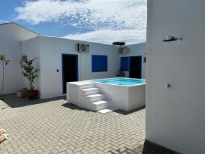 佩尼亚Pequena Mykonos的庭院中带游泳池的房子