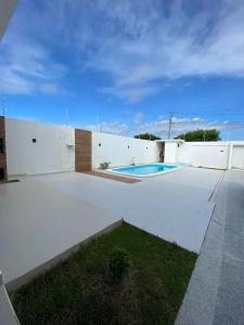 拉巴拉德纳圣米格尔CASA K的一座白色的建筑,在院子里设有游泳池