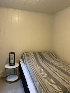 奥勒松Helt ny rorbu på Slyngstad i Ålesund Kommune的一间卧室配有一张床和一张小桌子