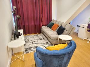 CrayfordGarland City Centre Apartment, Crayford-Dartford的客厅配有沙发和2张桌子