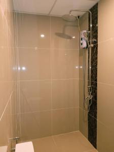 BalangaAnton's Inn的浴室里设有玻璃门淋浴