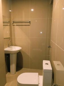 BalangaAnton's Inn的浴室配有卫生间、盥洗盆和淋浴。