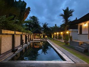海神庙Agung Village的一座房子后院的游泳池