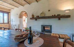 PetrioloVilla Dei Girasoli的一间带木桌和壁炉的用餐室