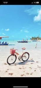 圣米格尔-杜斯米拉格里斯MAKAI Milagres的一辆自行车,上面有篮子停在海滩上