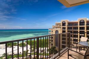 棕榈滩丽思卡尔顿阿鲁巴酒店的从度假村的阳台上可欣赏到海景