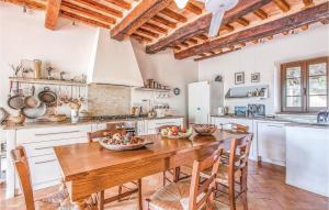 Ostra VetereCasa Panorama的一个带木桌和椅子的大厨房