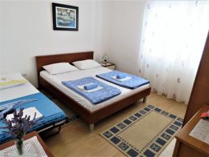 扎达尔House Franica的一间卧室配有一张带两个枕头的床