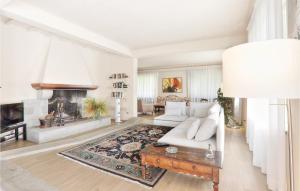福利亚Villa Oleandro的客厅配有白色沙发和壁炉