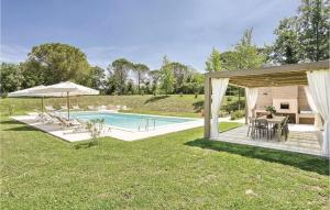福利亚Villa Oleandro的后院设有游泳池、桌子和遮阳伞