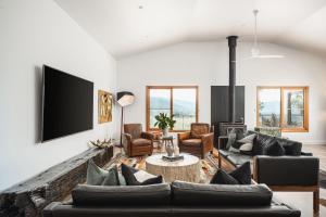 波瑞庞卡The Grove Estate的客厅配有沙发和墙上的电视