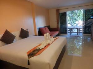 查汶family guesthouse chaweng的一间卧室配有一张床,床上有毛巾