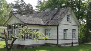 沃索Hiirevända Holiday House的一间黑色屋顶的白色小房子