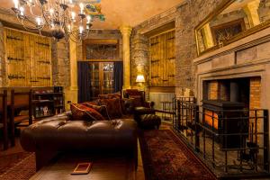 爱丁堡Craigiehall Temple的客厅设有真皮沙发和壁炉