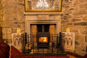 爱丁堡Craigiehall Temple的石头壁炉,壁炉内有火