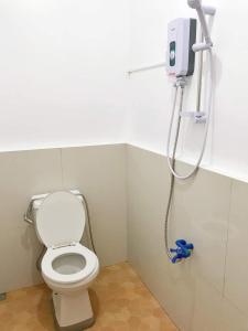 科隆DGA Pension House的浴室位于隔间内,设有白色卫生间。