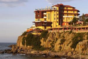 索佐波尔帕尔纳斯酒店的海边悬崖上的黄色建筑