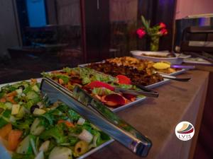 达拉万度LVIS Village的餐桌上的自助餐,包括几盘食物